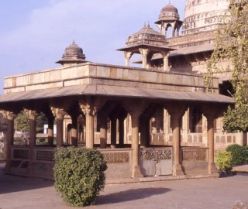 படிமம்:Tomb of Tansen.jpg